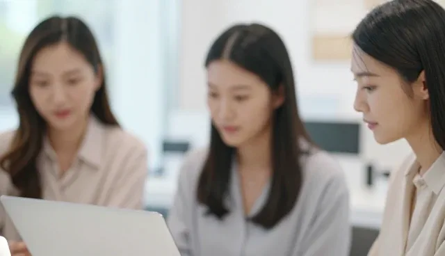 直播运营中如何利用平面设计提升观众体验？